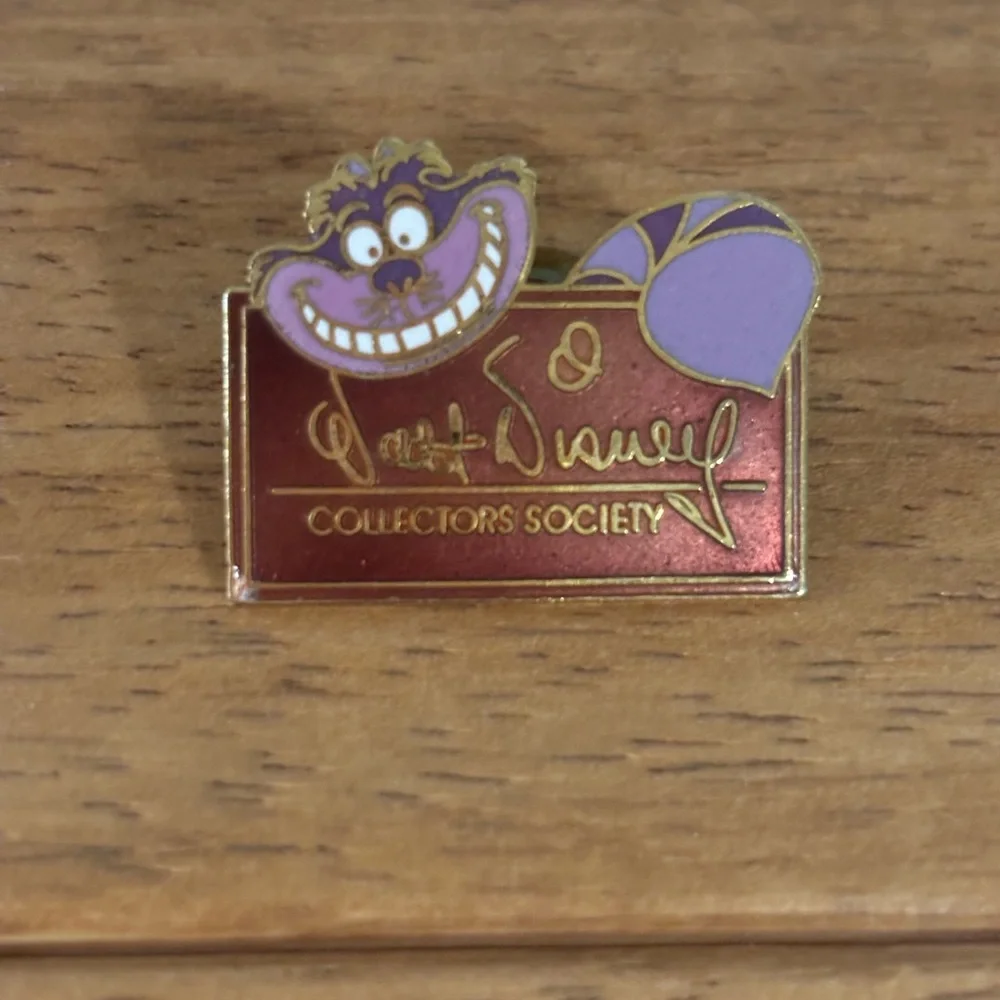 Disney Vintage 1994 Collectors Society Pin Cheshire Cat